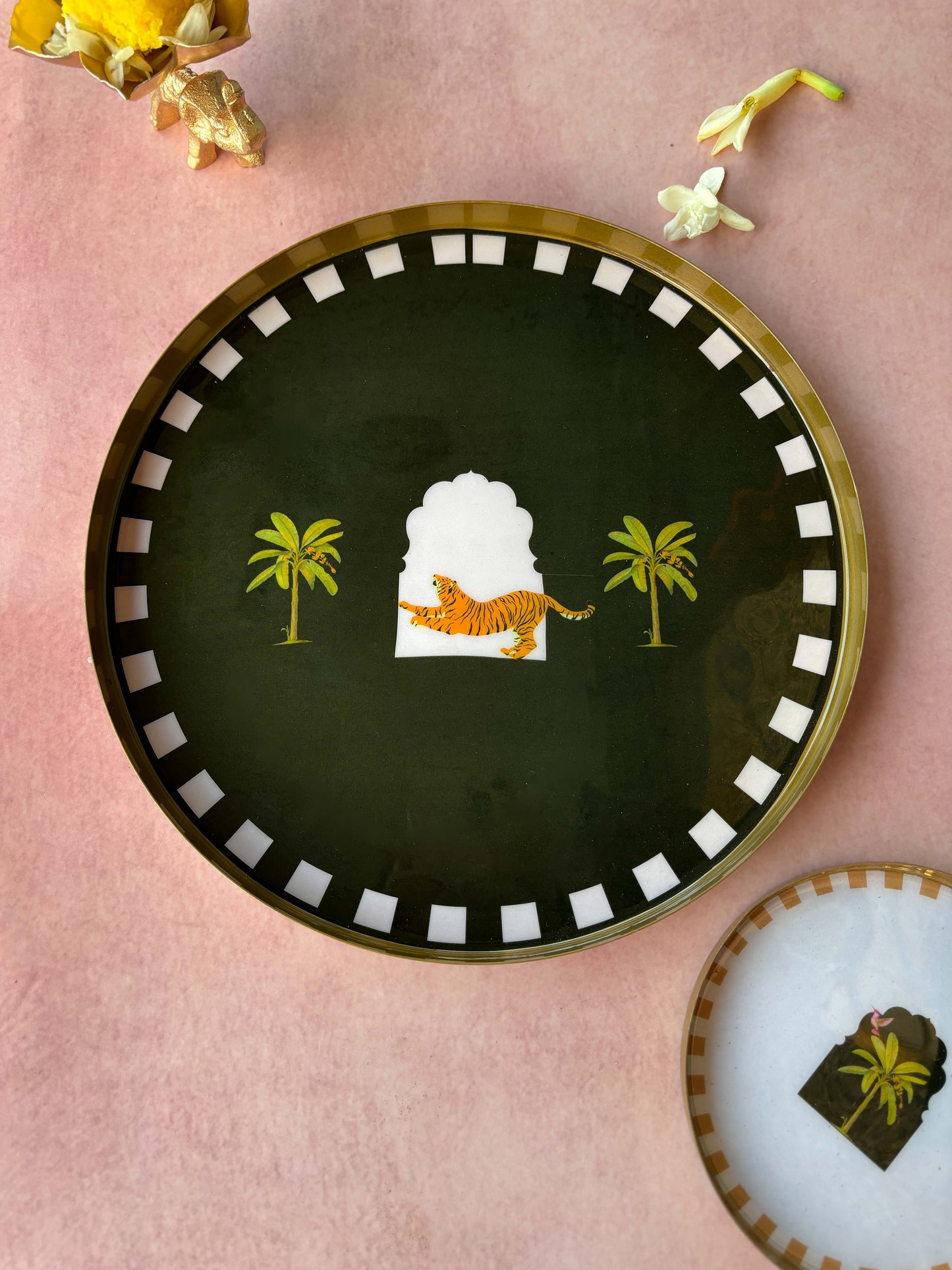Handcrafted Metal Platter- Tiger Darbar Emerald